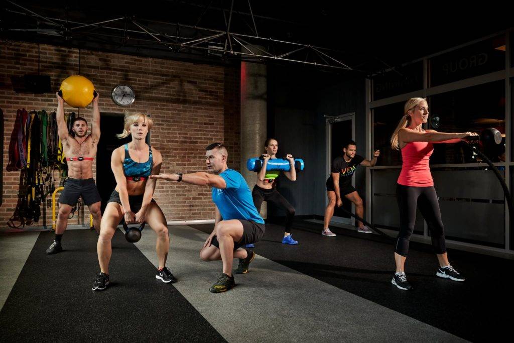 Tevreden klanten in een fitnesscentrum