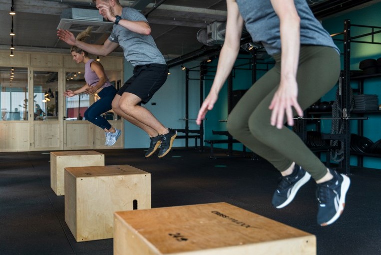 Tevreden klanten in een fitnesscentrum